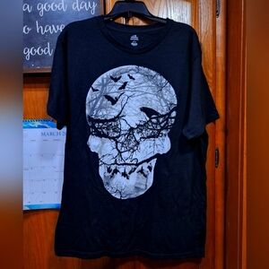 Black Short Sleeve T-Shirt with Skull and Bat Design In A Men's Size Large. EUC